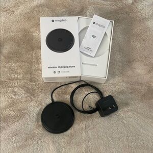 Mophie Black Wireless Charger with Adapter